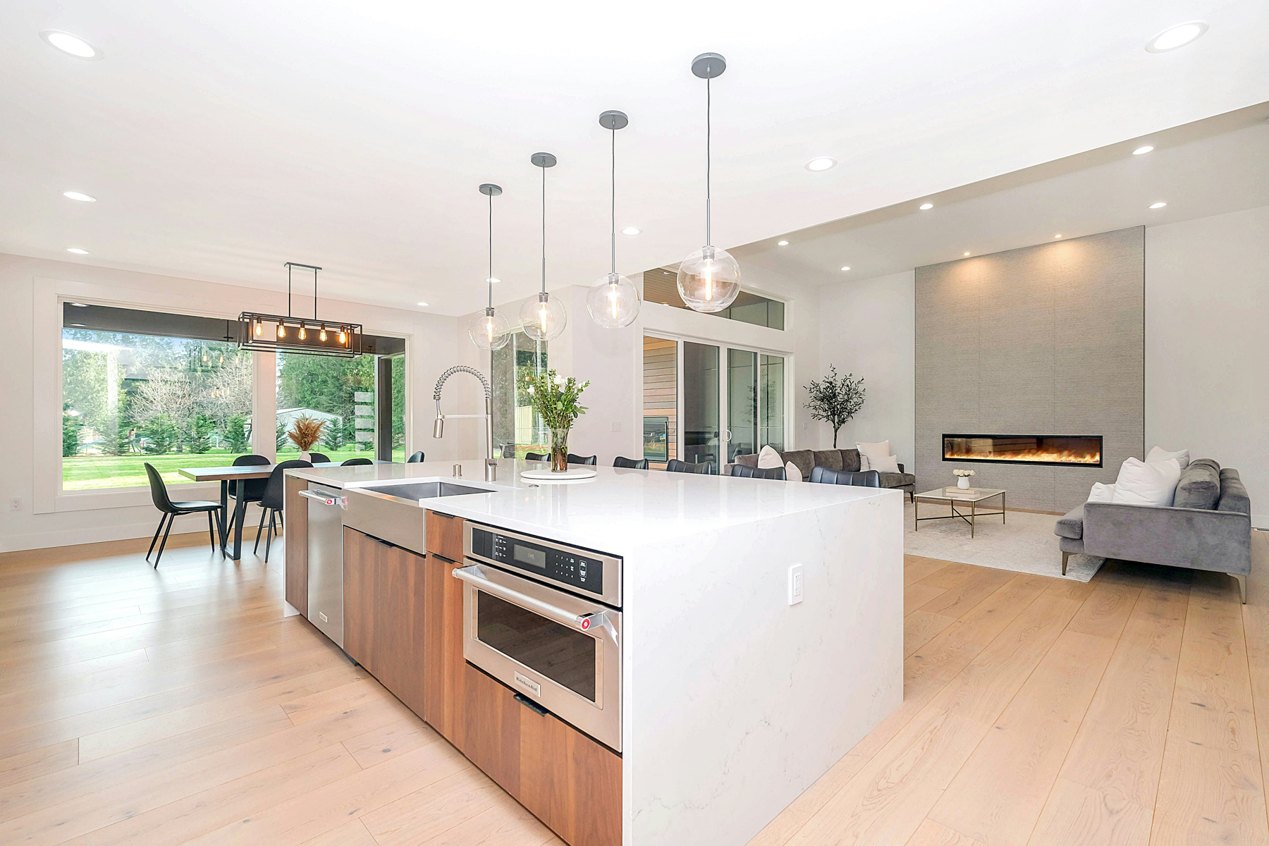 Modern gestrichene Holzdecke in einem Wohnraum