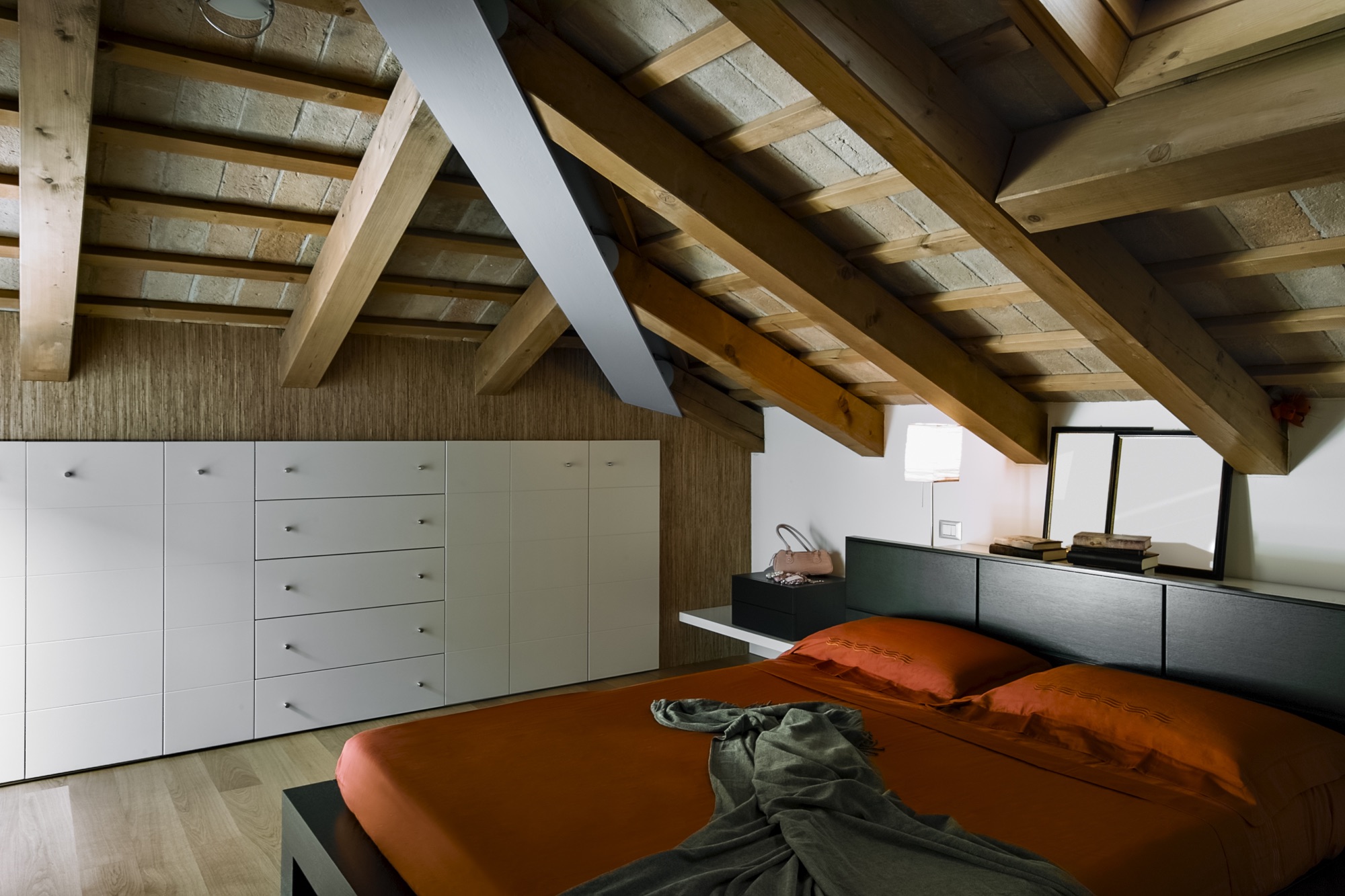 Holzdecke an Dachschräge wird mit Verlängerungsrolle gestrichen