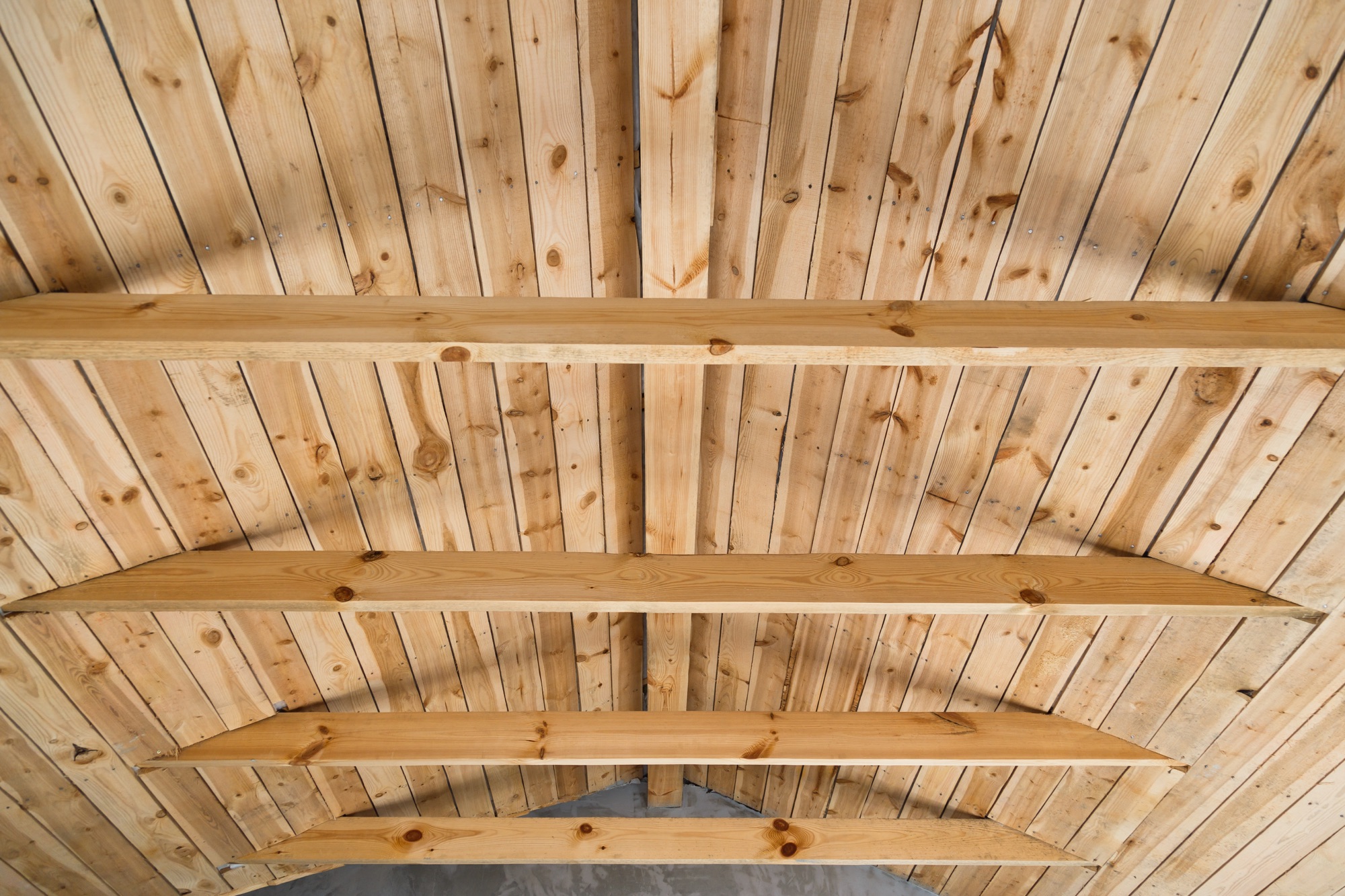 Heimwerker streicht Holzdecke weiß – Erfahrungsbericht